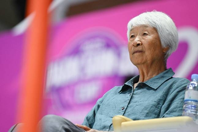 박신자 여사가 2025 BNK 금융 박신자컵 경기를 지켜보고 있다. /사진=WKBL 제공