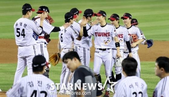 LG 선수단이 승리 후 기뻐하고 있다. /사진=강영조 선임기자