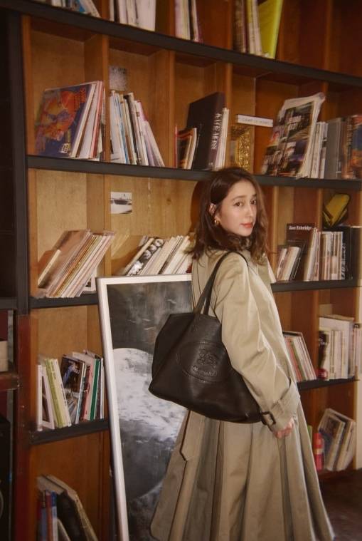 콘크리트벽 앞에 선 이민정, 논란 차단..예수상 명품백 사진 그 후