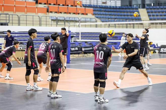 학생들과 볼 훈련을 함께하고 있는 OK 읏맨 배구단 정성현. /사진=OK저축은행 배구단 제공