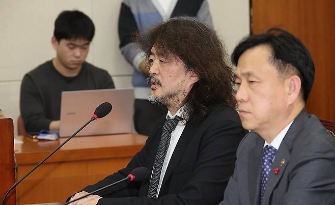 지난해 12월 13일 서울 여의도 국회에서 열린 과학기술정보방송통신위원회 전체회의에서 방송인 김어준씨가 질의에 답변하고 있다.  연합뉴스