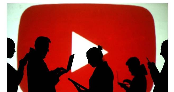 유튜브를 보는 사람들을 표현한 이미지 / 로이터연합뉴스