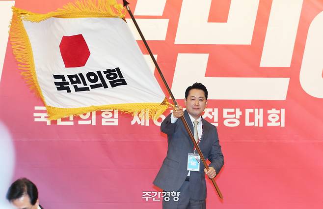 지난 8월 26일 국회도서관에서 열린 국민의힘 제6차 전당대회 결선에서 승리한 장동혁 대표가 당기를 흔들고 있다. 국회사진기자단