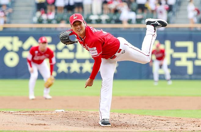 SSG 랜더스 김광현이 7일 서울 잠실야구장에서 열린 2025 신한 SOL Bank KBO리그 LG 트윈스와의 팀 간 16차전에 선발등판, KBO 통산 2000탈삼진을 기록하고 팀 승리를 이끌었다. 사진 SSG 랜더스