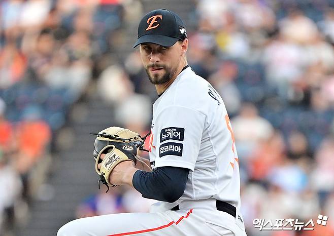 지난달 13일 오후 대전 한화생명 볼파크에서 열린 '2025 신한 SOL Bank KBO리그' 롯데 자이언츠와 한화 이글스의 경기, 1회초 한화 선발투수 와이스가 공을 힘차게 던지고 있다. 엑스포츠뉴스 DB