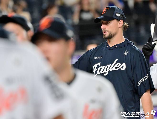 지난달 13일 오후 대전 한화생명 볼파크에서 열린 '2025 신한 SOL Bank KBO리그' 롯데 자이언츠와 한화 이글스의 경기, 한화가 2회에만 5점을 뽑아내며 롯데에 6:0 승리를 거뒀다.  이날 경기에서 승리한 한화 와이스가 하이파이브를 하고 있다. 엑스포츠뉴스 DB