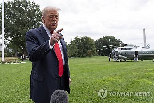 취재진과 문답 나누는 도널드 트럼프 미국 대통령 [워싱턴=AP 연합뉴스. 재판매 및 DB 금지]