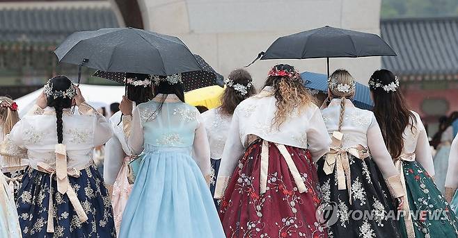 한복 입은 외국인 관광객들 [연합뉴스 자료사진]