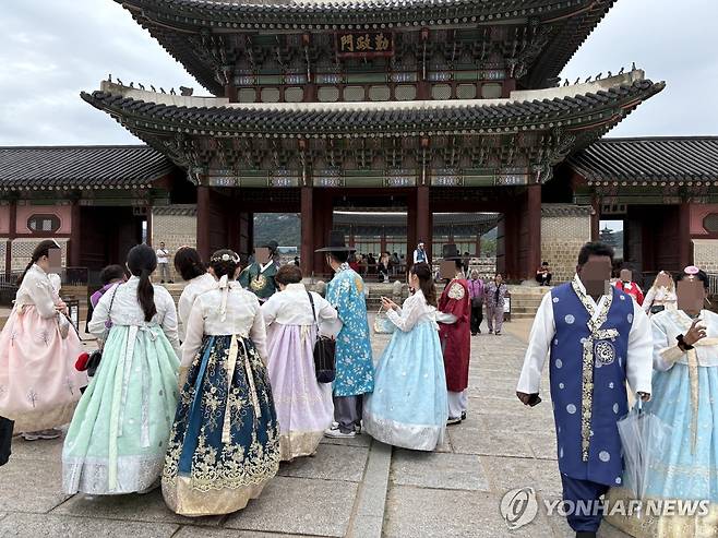 "날씨는 흐려도 관광은 해야지"… 경복궁에 한복 입고 모인 외국인 관광객들 (서울=연합뉴스) 최혜정 인턴기자 = 지난 4일 흐린 날씨에도 형형색색의 한복을 입은 외국인 관광객들이 경복궁을 관람하고 있다. 2025.9.8
