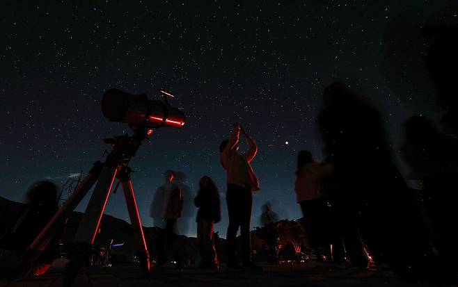개기월식 관측하는 시민들 [촬영 윤관식]