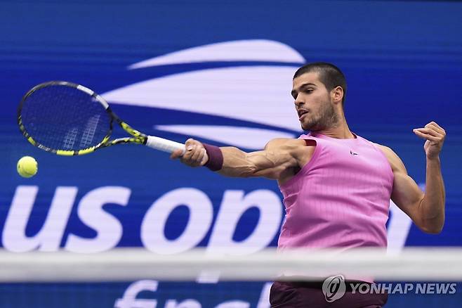 포핸드 날리는 알카라스 [AP=연합뉴스]