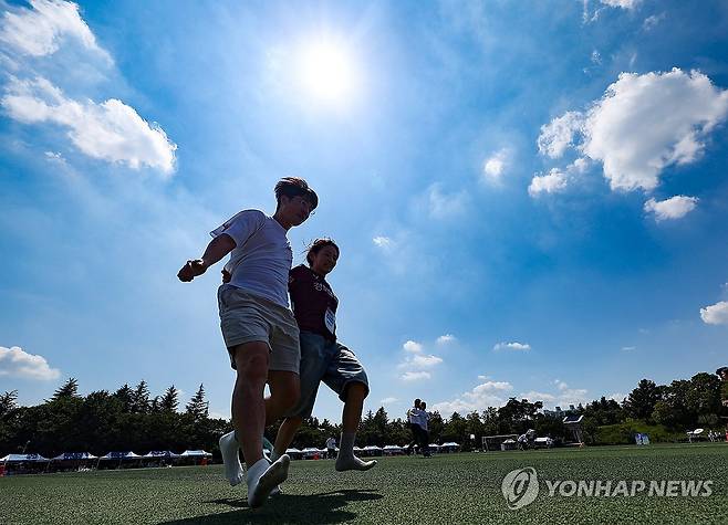파란 하늘 아래 체육대회 [연합뉴스 자료사진]
