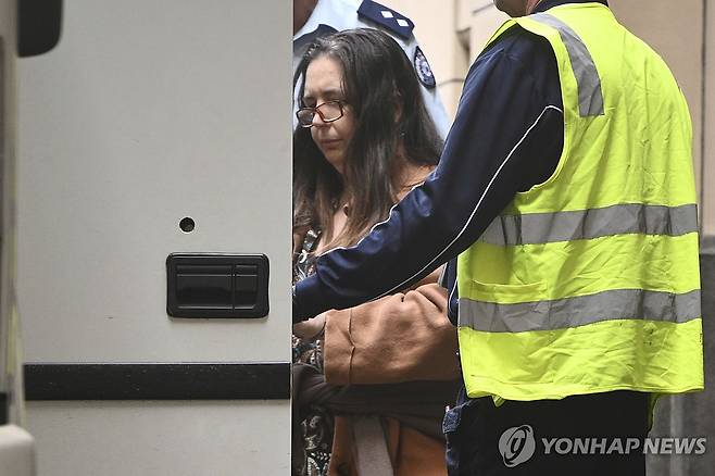 독버섯으로 시부모 등 3명 살해한 호주 여성 종신형 (멜버른 AP=연합뉴스) 독버섯을 넣은 요리로 자신의 시부모 등 3명을 살해한 호주 여성 에린 패터슨이 8일(현지시간) 호주 남동부 빅토리아주 법원에서 종신형을 선고받은 뒤 법정을 떠나 교도소로 향하는 모습.