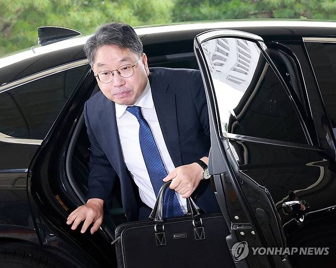 출근하는 노만석 검찰총장 직무대행 (서울=연합뉴스) 한종찬 기자 = 노만석 검찰총장 직무대행이 8일 오전 서울 서초구 대검찰청에 출근하고 있다. 더불어민주당과 정부는 7일 검찰청 폐지와 공소청, 중수청을 신설하는 내용 등을 담은 정부조직법 개편안을 발표했다. 2025.9.8 saba@yna.co.kr