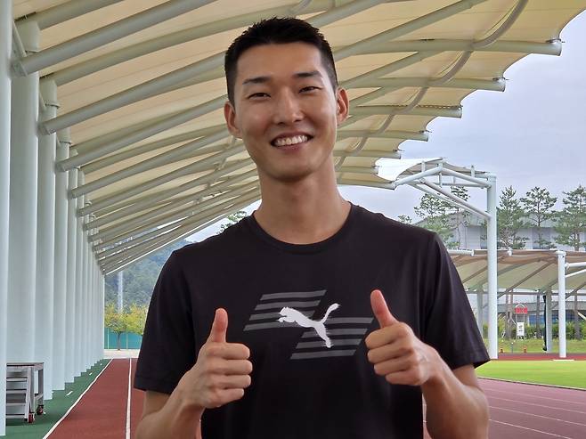 인터뷰하는 우상혁 (진천=연합뉴스) 하남직 기자 = 도쿄 세계육상선수권을 앞두고 훈련 중인 우상혁이 8일 진천선수촌에서 연합뉴스와 인터뷰하고 있다.