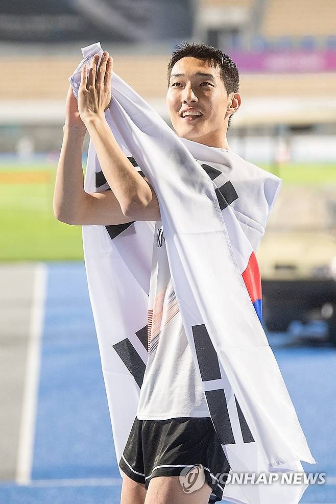 우상혁, 아시아육상 정상에 우뚝 (구미=연합뉴스) '스마일 점퍼' 우상혁(29·용인시청)이 지난 29일 경북 구미시민운동장에서 열린 2025 아시아육상경기선수권대회 남자 높이뛰기 결선에서 2ｍ29를 넘어 정상에 오른 뒤 기뻐하고 있다. 우상혁은 이날 2023년 방콕 대회(2ｍ28)에 이은 2연패를 달성했고 2017년 인도 부바네스와르 대회(2ｍ30)를 포함해 아시아선수권 개인 통산 3번째 우승을 차지했다. 2025.5.30 [구미시 제공. 재판매 및 DB 금지] mtkht@yna.co.kr
