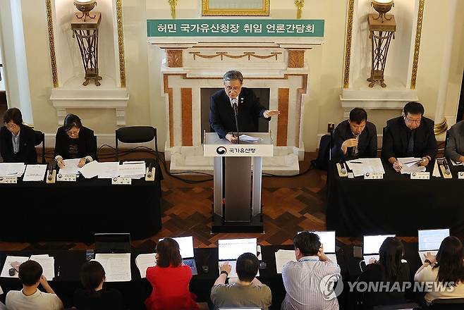 국가유산청, 신임 청장 취임 언론간담회 개최 (서울=연합뉴스) 이재희 기자 = 허민 국가유산청장이 8일 서울 중구 덕수궁 석조전에서 열린 취임 언론간담회에서 국가유산 정책을 발표하고 있다. 2025.9.8 scape@yna.co.kr