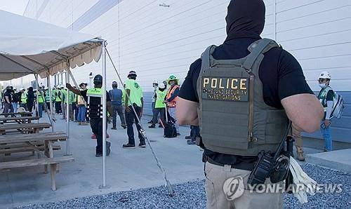 지난 4일 미 이민세관단속국(ICE) 불법체류자 단속 모습 [ICE 제공. 재판매 및 DB 금지]