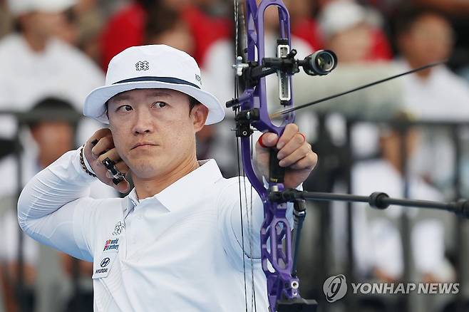최용희 '결승으로 가자' (광주=연합뉴스) 김성민 기자 = 8일 광주 동구 국립아시아문화전당 5·18민주광장에서 열린 2025 세계양궁선수권대회 남자 컴파운드 개인전 4강에서 대한민국 최용희가 화살을 쏘고 있다. 2025.9.8 ksm7976@yna.co.kr