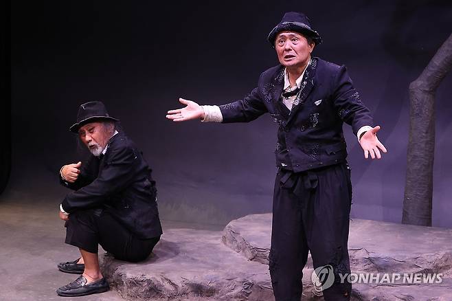 연극 '고도를 기다리며' 하이라이트 (서울=연합뉴스) 강민지 기자 = 8일 서울 마포구 소극장 산울림에서 열린 개관 40주년 기념 공연 연극 '고도를 기다리며' 프레스콜에서 배우들이 주요 장면을 시연하고 있다. 2025.9.8 mjkang@yna.co.kr