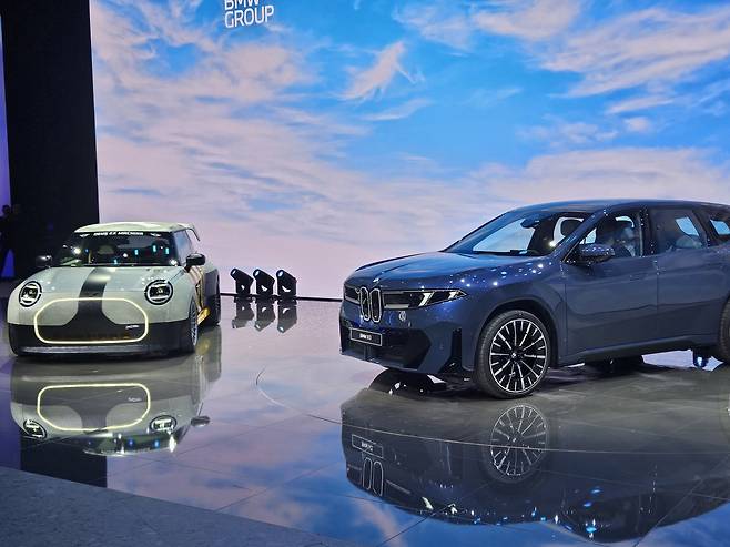 뉴 iX3(오른쪽) [촬영 김보경]