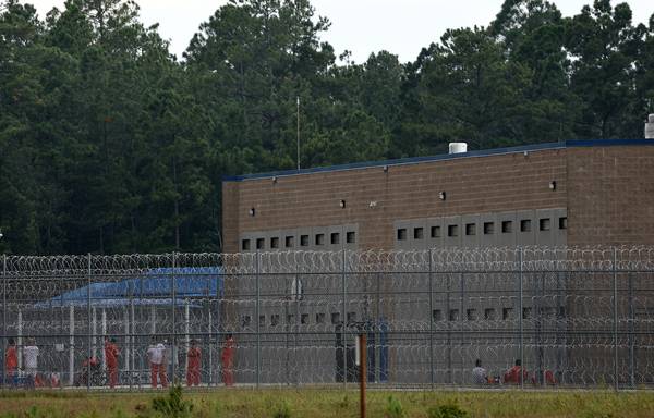 8일(현지시간) 미국 당국의 이민단속으로 체포된 현대차-LG엔솔 배터리공장 건설 현장 직원들이 수감돼  있는 조지아주 포크스턴의 이민세관단속국(ICE) 구금시설 모습. 2025.9.9 /연합뉴스