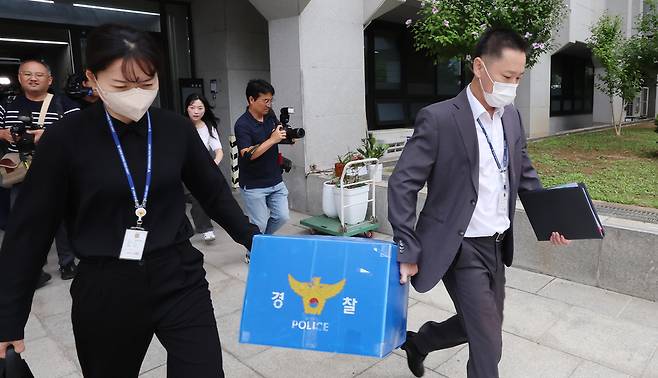 ▲ 9일 오전 인천경찰청 반부패경제범죄수사대 관계자들이 인천시청 압수수색을 마친뒤 압수품을 들고 시청을 나서고 있다. / 이재민기자 leejm@incheonilbo.com