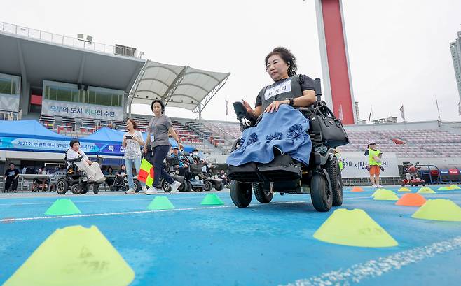 ▲ 9일 오후 수원시 장안구 수원종합운동장에서 열린 '제21회 수원특례시 장애인 한마음 체육대회'에서 참가자들이 휠체어 육상경기를 펼치고 있다./전광현 기자 maggie@incheonilbo.com