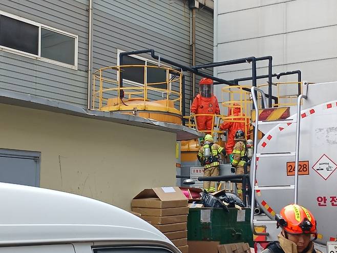 4일 오후 2시 35분께 인천 미추홀구 도화동에 위치한 한 공장에서 가스누출 사고가 발생해, 소방 당국이 현장 수습을 하고 있다. 사진=인천소방본부
