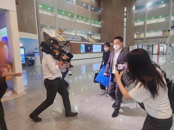 인천시청 압수수색 후 압수품 들고 나가는 경찰 관계자. [사진=윤종환 기자]