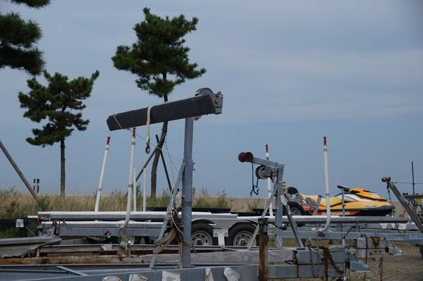 왕산마리나항 인근 무료주차장에 수년간 방치되고 있는 요트 트레일러들 [사진 = 이장원 기자]