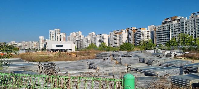 소담동 운전면허시험장 부지 전경. 주변엔 교회가 자리잡고 있고, 북측으로 외곽순환도로, 남측으로 금남면과 경계에 있는 편도 1차선 도로가 있다. 사진=중도일보 DB.