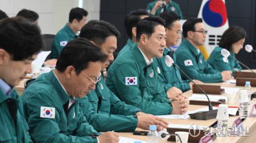 ◇국민의힘 장동혁 대표 등 당 지도부가 9일 강릉시청을 방문해 김진태 강원특별자치도지사, 김시성 도의장, 권성동 이철규 이양수 유상범 한기호 박정하 국회의원, 김홍규 강릉시장 등 관계자들과 지역 가뭄 피해 상황을 점검하고 있다. 강릉=권태명기자