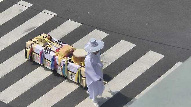지난 5월부터 울산 남구청 앞 도로에 수암로 302번길 도로 개방을 촉구하며, 상복을 입은 주민이 '도로사망'이라고 적힌 관 모양 상자를 끌고 남구청 주변을 도는 모습이 반복적으로 연출되고 있다.