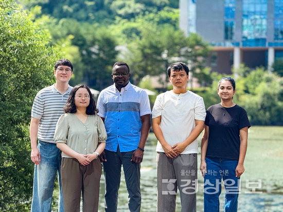 ▲ 왼쪽부터 민두영 교수, 김서윤 연구원(제1저자), 빅터 사동고 연구원(제1저자), 김어진 연구원(제1저자), 바시니 위제싱헤 연구원. UNIST 제공