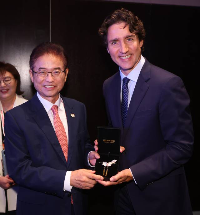 이철우 경북도지사(사진 왼쪽)가 9일 오후 열린