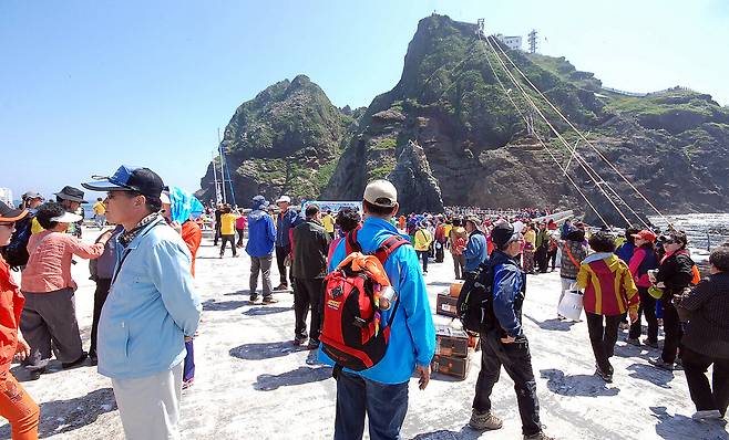 독도를 찾은 관광객들. 경북도가 운임지원을 통해 많은 경북도민이 독도를 방문할 수 있도록 해야한다는 지적이다.