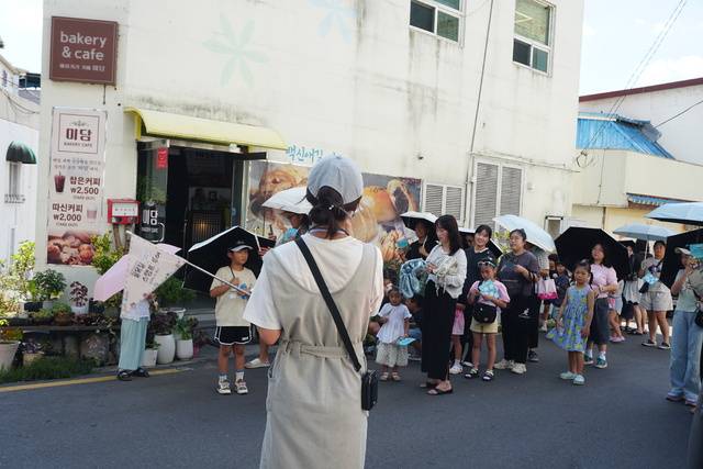골목길페스타&청년고리 로컬마켓 행사에서 '백신애 거리'를 투어하는 모습. 영천시 제공