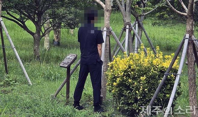 제주시 신제주입구교차로(해태동산) 인근 서부공원에서 노상방뇨 중인 택시 기사. 이곳에서는 일부 택시 기사들이 쓰레기를 버리고 용변을 해결하는 등 몰상식 행위가 벌어지고 있었다. ⓒ제주의소리