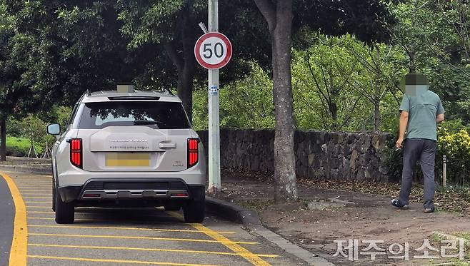 차를 세운 뒤 흡연 중인 택시 기사. ⓒ제주의소리