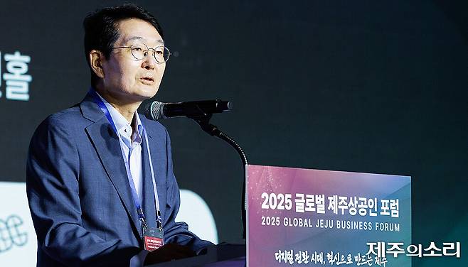 9일 메종글래드제주 컨벤션홀에서 열린 2025년 글로벌 제주상공인포럼에서 양문석 제주상공회의소 회장이 발언을 하고 있다. [사진제공-제주상공회의소]
