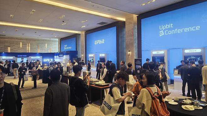 9일 서울 삼성동 그랜드 인터컨티넬탈 파르나스 호텔에서 열린 '업비트 D 컨퍼런스(UDC) 2025' 에서 관람객들이 행사장을 둘러보고 있다. /사진=비즈워치