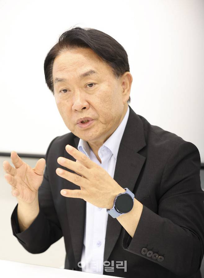 이성헌 서대문구청장이 8일 이데일리와의 인터뷰에서 홍제역 역세권 활성화사업에 대해 설명하고 있다.(사진=이영훈 기자)