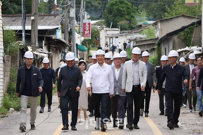 오세훈 서울시장이 9일 서울의 마지막 판자촌으로 알려진 노원구 중계동 ‘백사마을’에 방문해 철거 상황을 점검하고 있다. (사진=이영훈 기자)