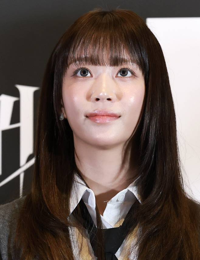 스테이씨 수민이 9일 서울 용산구 CGV용산아이파크몰에서 열린 영화 ‘귀시’(감독 홍원기) 언론시사회에 참석해 객석을 바라보고 있다.(사진=뉴스1)