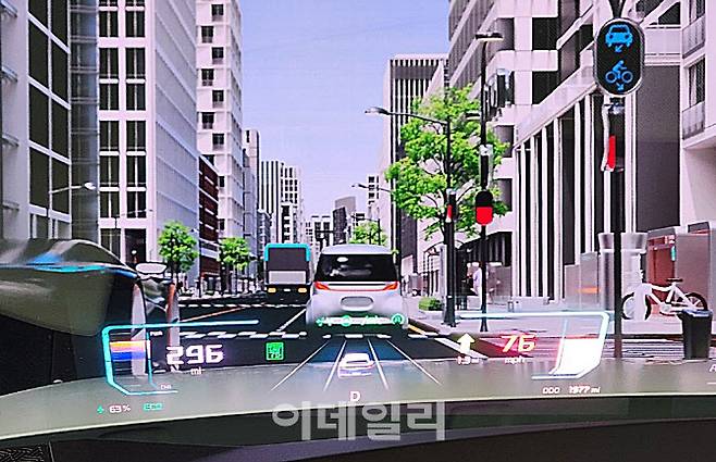 현대모비스 홀로그래픽 윈드쉴드 디스플레이 시연 장면 (사진=이데일리 이배운 기자)
