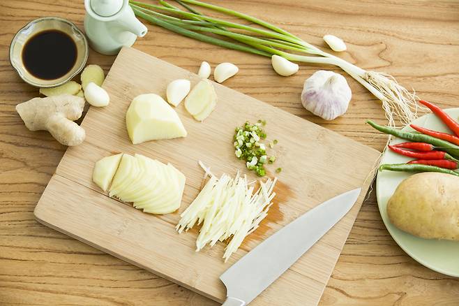 마늘 속 알리신 성분은 손발 저림을 완화하는 데 이롭다. [사진=게티이미지뱅크]