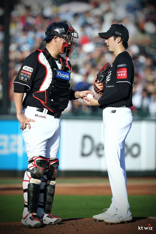 KT 위즈의 장성우(왼쪽)와 오원석. (KT 제공)