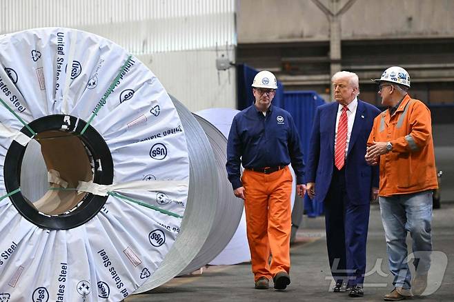 도널드 트럼프 미국 대통령이 지난 30일(현지시간) 펜실베이니아주 웨스트미플린에 위치한 US스틸 어빈제철소를 방문해 공장을 둘러보고 있다. 2025..5.31 ⓒ AFP=뉴스1 ⓒ News1 류정민 특파원