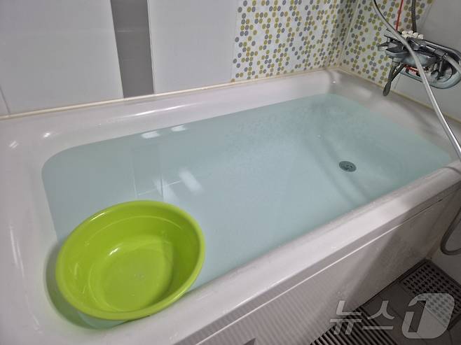 9일 오전 7시 40분쯤 단수가 된 강원 강릉 홍제동의 한 아파트. 화장실 욕조에 미리 받아 놓은 물. 2025.9.9/뉴스1 ⓒ News1 윤왕근 기자